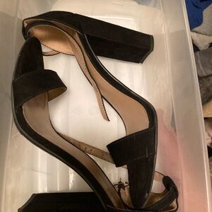 Stylish Black Heels with Block Heel and Straps